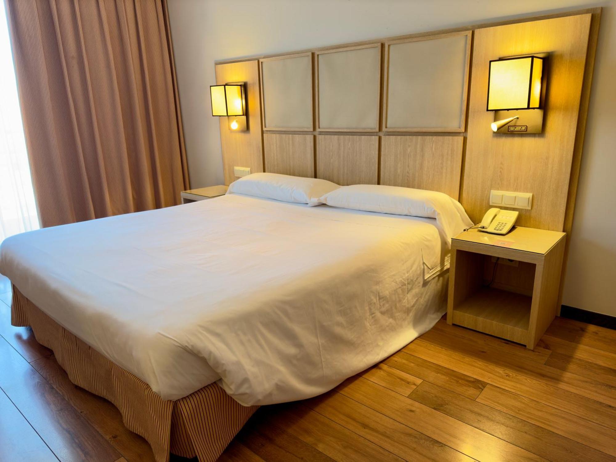 Hotel Isla De La Garena Alcalá de Henares Extérieur photo